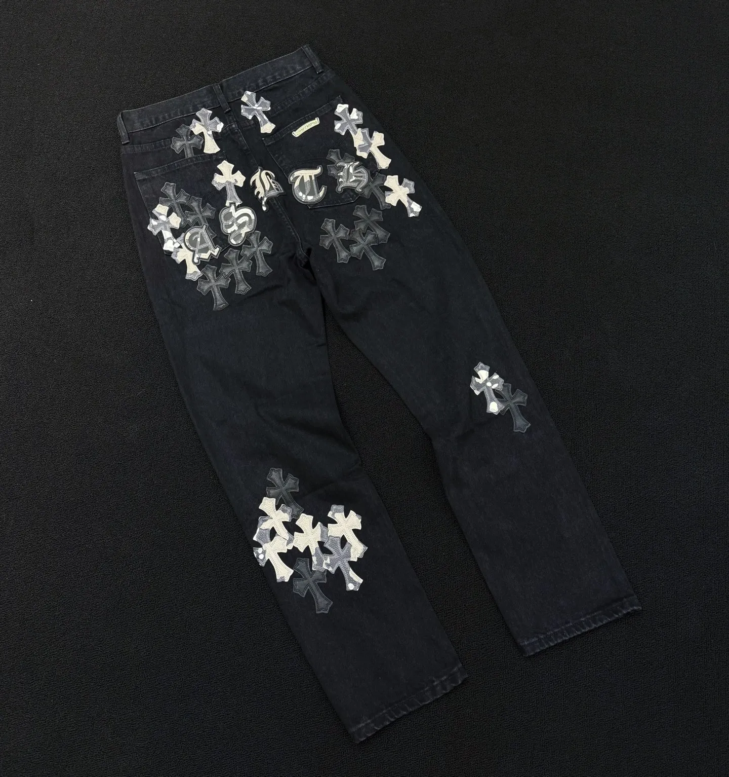 P280 Style number: D362 Chrome Hearts CH Chrome Hearts New York limited edition patchwork leather straight jeans Size: 28 30 32 34 36 (S-XXL) Color: Black Exudes uninhibited personality and unique charm. Every wear and tear is carefully designed to present a unique artistic feel. Imported denim fabric is selected, and after ultra-heavy industrial washing and destruction treatment, the trousers show a super cool effect on the upper body. This is not only a pair of jeans, but also an expression of attitude. With its unique design concept and ultimate pursuit of details, Croxin breaks traditional boundaries and defines the jeans trend in the new era. The trousers are made of double-layer woven fabric and matched with customized hardware, showing an incomparably beautiful and unique style, making every wearer the focus of fashion. Imported denim fabric, super heavy-duty washed and damaged, the upper body is super cool! Customized hardware, incomparably good-looking model. The production process is difficult. It has a high-street feel. Size reference: Pants length 100 102 104 106 106 Waist 72 76 80 84 88 Recommended weight S (about 110 pounds) M (about 140 pounds) L (about 140 pounds) XL (about 165) XXL (about 185)